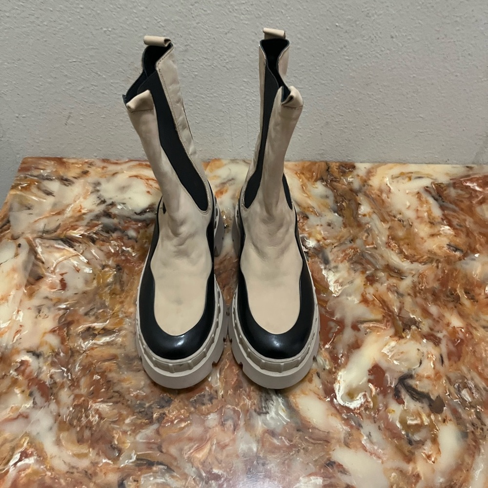 Steve MaddenNubuck Leather Stylish Women's Black and Cream Boots.New never worn